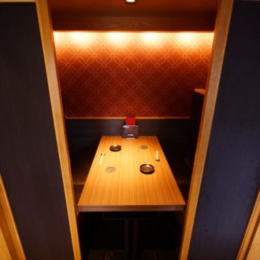 This is a semi-private room available for up to 4 people.It is a size that is perfect for banquets inside a small group of friends.Because it is a private room, you can relax while enjoying Kyoto cuisine without worrying about surroundings.Have a fun time with a tiny private drinking party and a delicious drink of delicious drinks at the Izakaya!