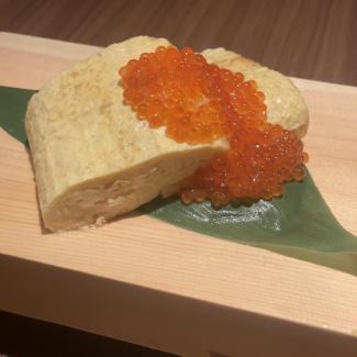 Dashi roll with salmon roe