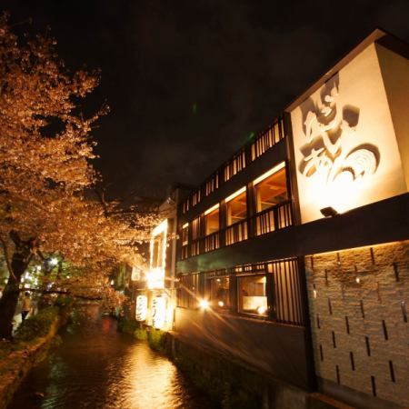高級私人客房享有京都美食和美味清酒，享有高瀨河“Dairan”的景色，距離河原町站有2分鐘步行路程