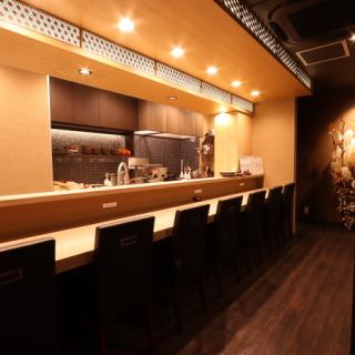 目の前で料理人の手仕事が眺められる特等席。落ち着いた照明と木の温もりに包まれながら、ひとり時間やデートにも最適です。