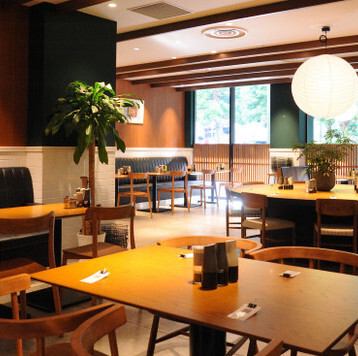 最大48名様まで対応可能な広々とした店内は、和モダンな上質空間。大人数での集まりでもゆったり過ごせる座席配置が魅力で、貸切宴会にも柔軟に対応いたします。シンプルながら高級感のある照明と落ち着いた内装が、格調高いひとときを演出。会社の打ち上げや歓送迎会など、大切な集まりを上質な空間でサポートします。