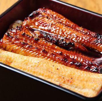 蒲焼きと白焼きを一度に楽しむ黒白うな重!