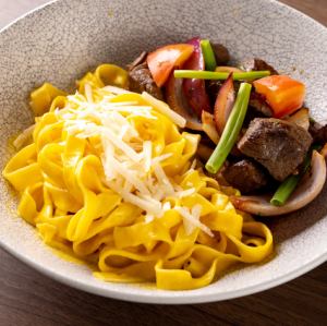 Fettuccine a la Huancaina con Lomo saltado