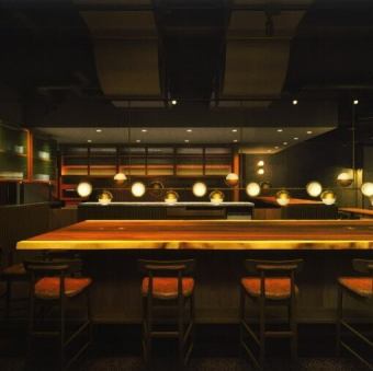 洗練された雰囲気の店内は、記念日やデートにもぴったり。落ち着いた照明が演出する大人な空間で、こだわりの本格ナポリピッツァや生パスタをお楽しみいただけます。肩肘張らずに過ごせるカジュアル感じで、ゆっくりとした時間をお過ごしください。