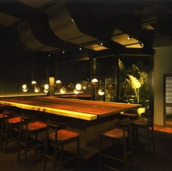 少人数からのグループ利用も大歓迎です。お洒落で開放感のある店内は、友人との飲み会やカジュアルなパーティーに華を添えます。500度で焼き上げるピッツァを囲みながら、ワイワイとお箸で嗜む大人イタリアンの魅力を存分に味わってください。