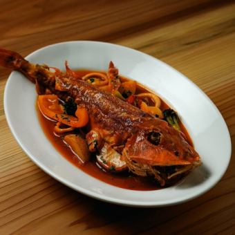 丸ごと鮮魚のアクアパッツァロッソ
