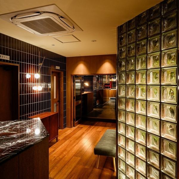 店内は非日常感漂う、スタイリッシュでお洒落な大人の空間が広がります。コンセプトはお箸で嗜む大人イタリアン、肩肘張らずにイタリアンをカジュアルにお楽しみいただけます。デートや女子会などにピッタリです！