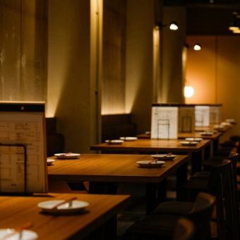 洗練された雰囲気の店内は、記念日やデートにもぴったり。落ち着いた照明が演出する大人な空間で、こだわりの本格ナポリピッツァや生パスタをお楽しみいただけます。肩肘張らずに過ごせるカジュアル感じで、ゆっくりとした時間をお過ごしください。