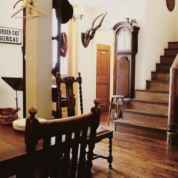 The interior of the two-story detached house with an atrium is surrounded by antique furniture and old tools, and it is a space where you can relax so that you will feel as if the flow of time has slowed down.It can be used for various occasions such as anniversaries, birthdays, dates, girls' night out, meeting, banquets, etc., from 2 people to a maximum of 70 people.