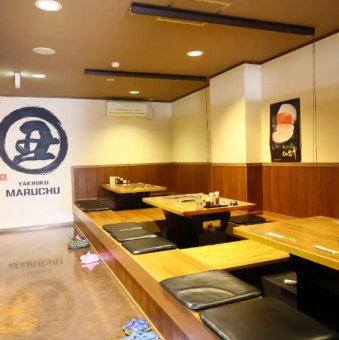 【6名様掘りごたつ席×4卓】会社の飲み会や友人との集まりにおすすめ！6名様対応の掘りごたつ席で、ゆったりとくつろぎながら焼肉を堪能できます。開放的な雰囲気で、会話も弾むこと間違いなし。