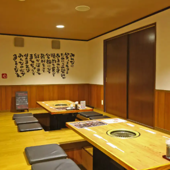 【12名様完全個室掘りごたつ席×1卓】ご家族や親しい仲間との食事にぴったりな【完全個室掘りごたつ席】。12名様まで座れるので、少人数から中規模の宴会まで対応可能。落ち着いた空間で、こだわりの焼肉を心ゆくまでご堪能ください。