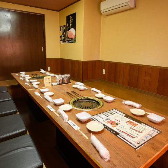 12名様/24名様までご利用いただける個室をおふたつご用意◎