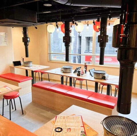 【明るい雰囲気でいっぱいの開放感あふれる店内◎】賑やかな音と笑い声が響く、活気にあふれた雰囲気の中で気軽に焼肉を楽しめるお店です！提灯が飾られた屋台スタイルのデザインが、まるでお祭りにいるかのような気分に♪学生さんのお集まりや、仕事帰り、お子様連れの方など、幅広いシーンでご利用ください！