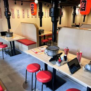 【焼肉を囲んで笑顔が広がる♪】清潔感のあるテーブル席◎友人や家族と一緒に、気軽に焼肉を楽しめる空間をご提供しております！快適なテーブル席が揃っているので、どんなシーンでも安心してご利用ください♪