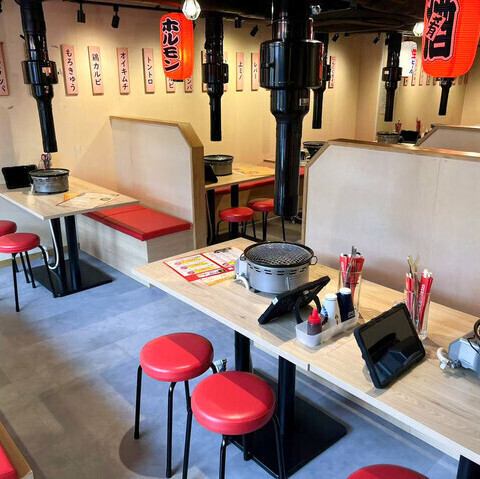 【焼肉を囲んで笑顔が広がる♪】清潔感のあるテーブル席◎友人や家族と一緒に、気軽に焼肉を楽しめる空間をご提供しております！快適なテーブル席が揃っているので、どんなシーンでも安心してご利用ください♪