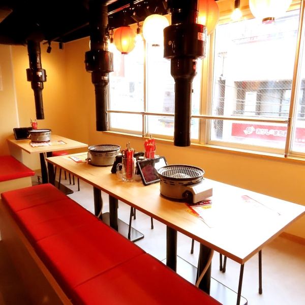 【毎日11:00～営業！ランチタイム◎】清潔感のあるテーブル席を完備！屋台風の提灯が飾られたデザインが、楽しいひとときを演出します♪また、11時から営業しているので、昼間から仲間とともに美味しい焼肉を堪能できます☆特選和牛や豊富なサイドメニューが揃っているので、ランチのひと時を贅沢にお過ごしいただけます◎