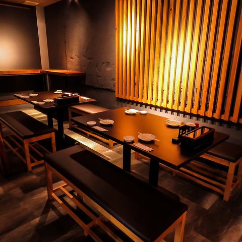 温かみのある木目調テーブルと間接照明で落ち着いた雰囲気が魅力