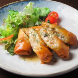 炸春卷配辣椒蛋黄酱