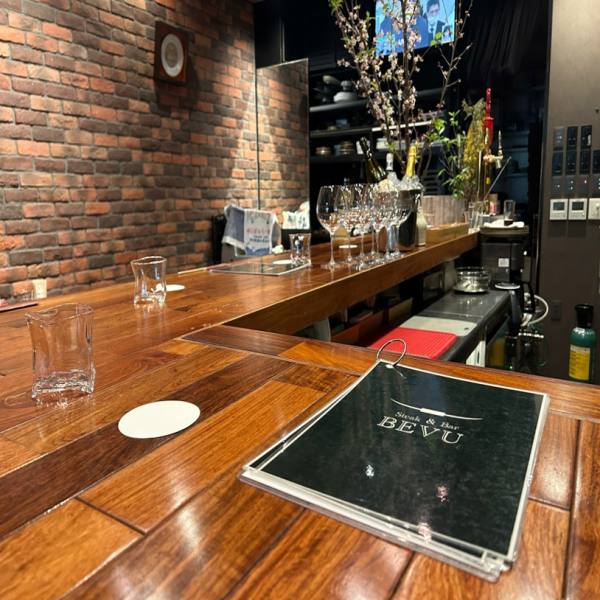 [You can see into the kitchen! Stylish high counter seats] We have about 200 types of drinks lined up on the counter.This is also a recommended seating area for bar time or if you come alone.