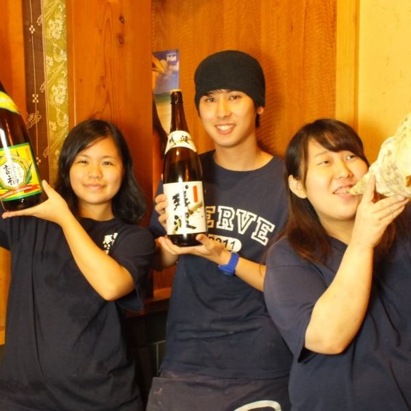 店長や料理長はもちろん、スタッフも沖縄出身♪みんな明るく元気で、笑顔がいっぱいです◎オススメのメニューやお酒のことはもちろん、沖縄のこと、島のことなど、どんどん声をかけてみてください♪気さくに答えます◎