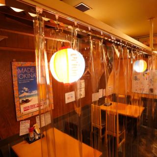 テーブル席に飛散防止カーテン設置。換気、消毒を徹底しています。隣席とゆったり間隔をあけてお座りいただけます。
