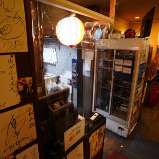 レジにも飛散防止シート設置しております。店内スタッフも全員マスク着用、手の消毒を徹底しています。
