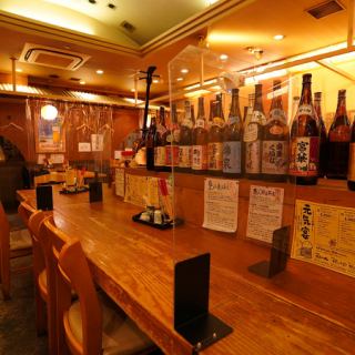 カウンター席にもアクリル板設置。賑やかなカウンター席　お一人様大歓迎です!!沖縄気分をどうぞお楽しみください！