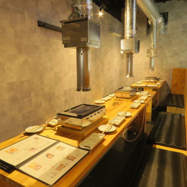 [Fashionable and relaxing yakiniku restaurant] You can enjoy your meal in a clean atmosphere.The calm atmosphere where you can feel the warmth of wood under warm lighting is a cozy space that makes you want to stay longer.Good location, 3 minutes walk from Taisho station ♪
