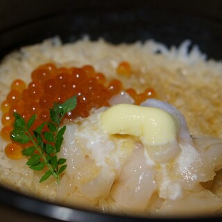 毎日炊き上げる贅沢な土鍋ご飯は必食