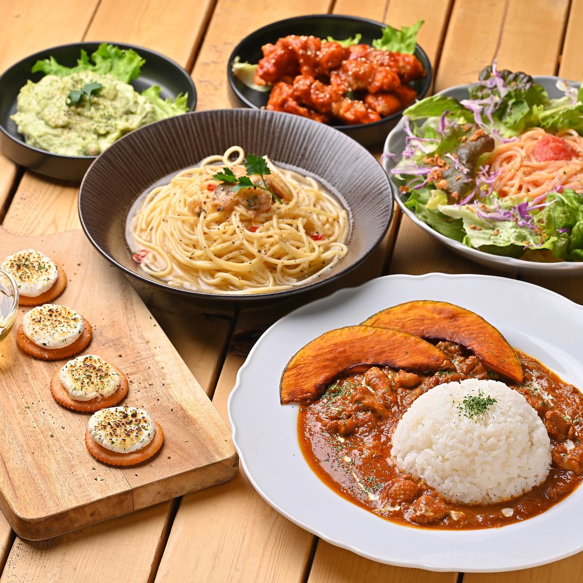 リラックスができる大人のご褒美空間でお食事やドリンクをお楽しみください。