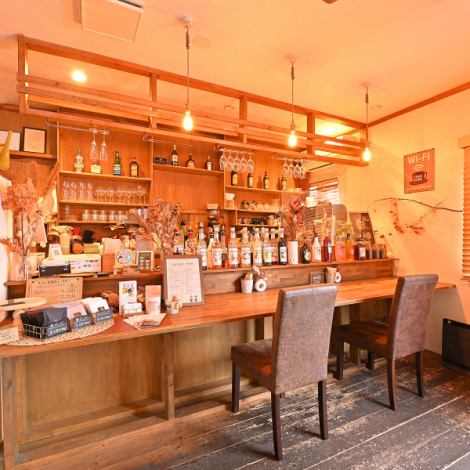 デートにおすすめの温かみある木目調と緑が印象的な店内。照明を抑えた落ち着いた雰囲気の中、心地よいBGMに身を任せてゆったりとお食事を楽しめます。お二人で語り合える2名掛け席や、肩を並べて過ごせるカウンター席など、シーンに合わせたお席をご提案。全26席の隠れ家空間で、特別な記念日や夜のバータイムを。