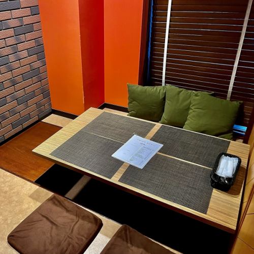 Enjoy your private space in a spacious private room with a sunken kotatsu table.It is also possible to rent out three tables for four, or the entire sunken kotatsu space for groups of 9 to 15 people.(Even if you specify a sunken kotatsu seat when making an instant reservation, it may be changed to a table seat. Also, a private room fee of 500 yen will be added for each sunken kotatsu seat.)