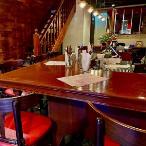 There are spacious counter seats where you can chat with the staff, making it the perfect place for one or two people to dine or just have a drink.The counter seats are also recommended for dates and other occasions.