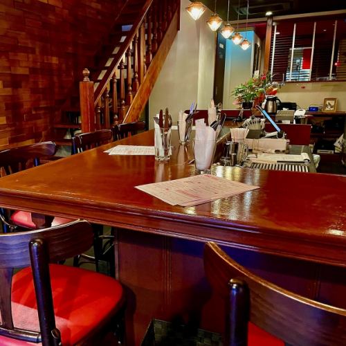 There are spacious counter seats where you can chat with the staff, making it the perfect place for one or two people to dine or just have a drink.The counter seats are also recommended for dates and other occasions.