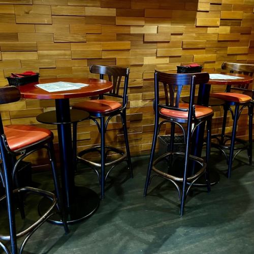 Stylish terrace seating in the open space on the first floor.The chairs can be removed and the space can be used as standing seating.The BBQ plan only offers these seats.