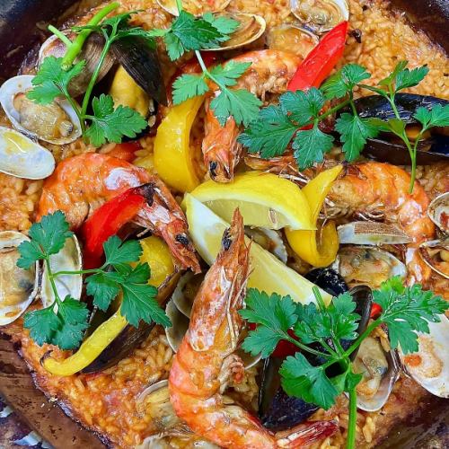 Pirate style! Seafood paella with lots of seafood (half size 1 to 2 servings)