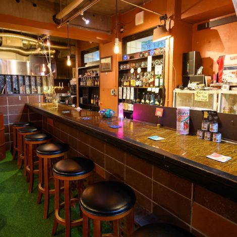 ≪Feel free even if you are alone≫ The interior has 6 counter seats that are easy to enter even for solo diners.It's close to the station, so you can enjoy your favorite canned food and sake after work♪