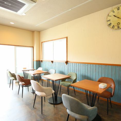 最大27名様までごゆっくりお過ごしいただけるお席をご用意しております。お誕生日会や大切な方とのお食事など様々なシーンでご利用可能です。お祝いやサプライズなどご相談も承りますのでお気軽にお問い合わせください。