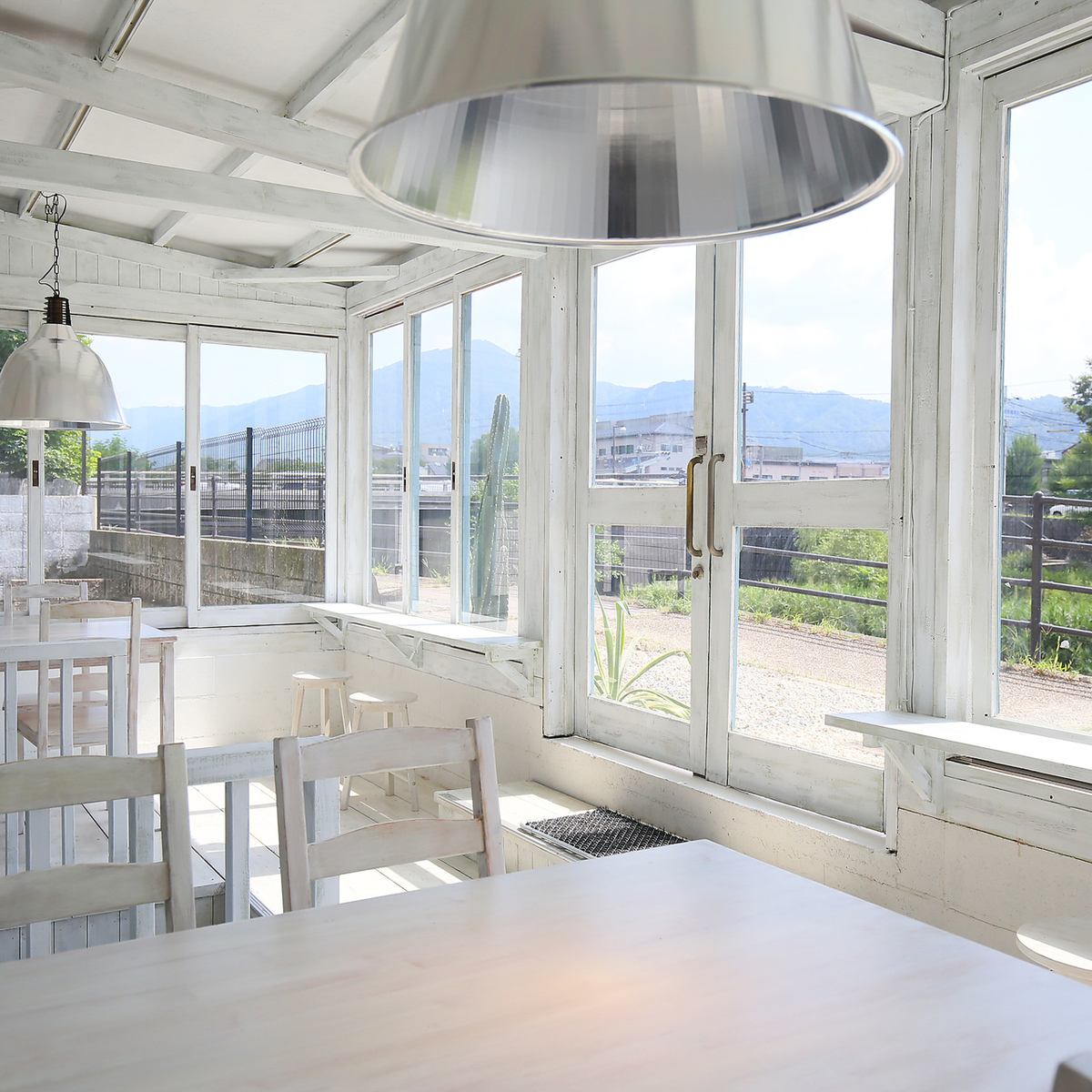 お洒落な空間で贅沢なお食事をご堪能。ワンちゃんOKのテラスも◎