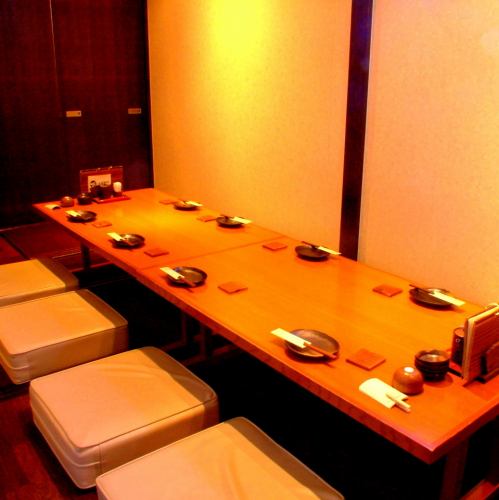 <p>2～40名様まで入れる掘りごたつの個室は、友達との飲み会、ファミリーでの利用にピッタリ!!</p>