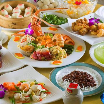 【仅限午餐时间】丰盛奢华的餐点,是会议和特殊场合的完美之选!“帝王点心套餐”包含鱼翅、牛肉、扇贝等,售价4500日元。