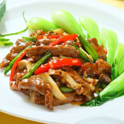 【仅限午餐时段】午餐聚会及商务宴请的奢华盛宴!“皇后点心套餐”,包含青椒猪肉炒、海鲜、蟹肉炒饭等,售价3500日元。