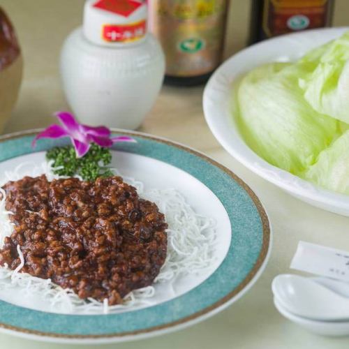 [Our specialty] Stir-fried minced beef with miso and lettuce wrap