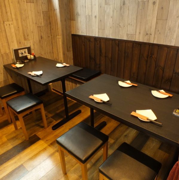 進入左側空間！4人桌×3桌，1人2人。連接後，可供8人和6人使用！可用於最多14人的半私人房間♪可用於各種應用，如公司宴會，女性會議，Saku飲料等！