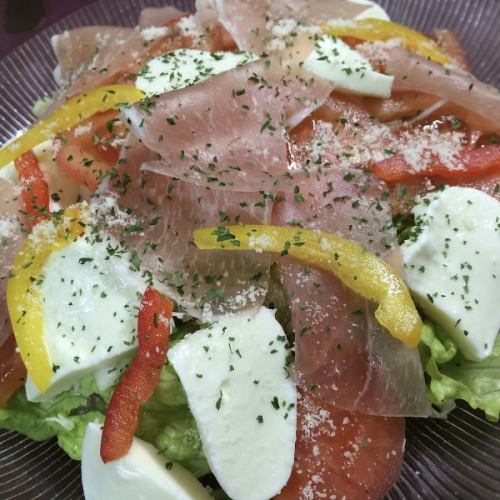 Raw ham & tomato mozzarella salad