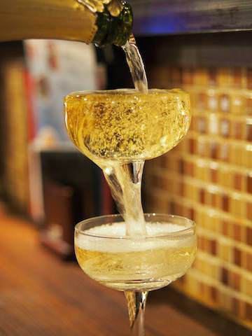 包含 1/3 瓶洒出的起泡酒。