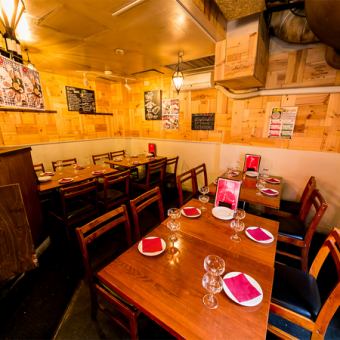 【みんなでワイワイ♪4名テーブルが4つのエリア】16名様からちょっと狭いけど20名様も！