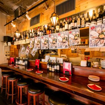 【1名様から大歓迎】スタッフとの会話も楽しいカウンター席10席キッチンを囲むカウンター席。隣に座れば距離も縮まる。常連様との会話も楽しむ。