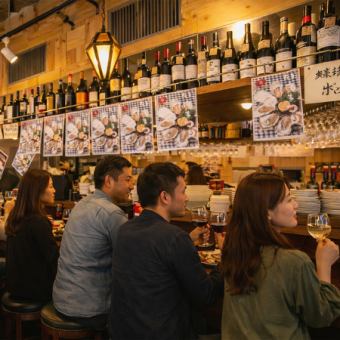 【距離も縮まるバルといえばのカウンター席】隣で肩寄り添って飲めば距離も縮まる。仲も深まる。魔法のカウンター席