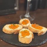 白ワインで瞬間マリネしたイクラとクリームチーズのバケット4枚